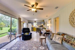 uma sala de estar com um sofá e uma ventoinha de tecto em Riverfront Florida Escape with Grill and Fire Pit! em Tallahassee