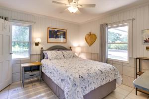1 dormitorio con 1 cama y ventilador de techo en Riverfront Florida Escape with Grill and Fire Pit! en Tallahassee