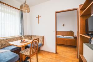 ein kleines Wohnzimmer mit einem Tisch und einem Sofa in der Unterkunft Gasthof Wiesenhofer in Miesenbach