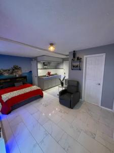Ένα ή περισσότερα κρεβάτια σε δωμάτιο στο Brooklyn Luxury Spring Retreat with Private Outdoor Space