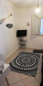 een woonkamer met een zwart-wit tapijt op de vloer bij Residenza Anna Maria in Crotone