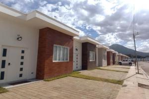 un bâtiment avec une voiture garée devant lui dans l'établissement Casa familiar, à San Miguel