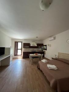 una grande camera con un letto e un tavolo di Masseria Tumara Rooms and Apartments a Otranto