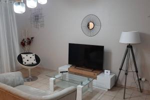 TV tai viihdekeskus majoituspaikassa Appartement O Ti Kolibri