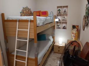 1 dormitorio con 2 literas y escalera en Il moro di Sicilia apartment, en Termini Imerese