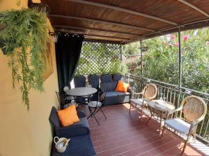 un patio con sillas, un sofá y una mesa en Il moro di Sicilia apartment, en Termini Imerese