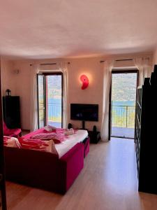 una camera con due letti con un pulsante rosso sul muro di [Como-Blevio] Suite lake view + private garage a Blevio