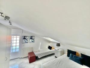 Habitación blanca con cama y sofá en Ferraguda Garden House en Carregado