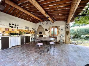 a kitchen with a table and chairs in a room at Appartement dans Mas Provencal in Grans
