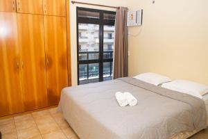 1 dormitorio con 1 cama con 2 toallas en Confortável e bem localizado 3 Quartos na Praia do Forte - CF11, en Cabo Frío