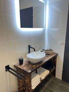 Wolfgangsee Ferienappartement „Almliebe“ في شتروبل: حمام مع حوض أبيض ومرآة