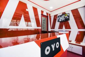 Pokój z czerwonymi i białymi paskami na ścianie w obiekcie Super OYO Flagship Red Stone Near Netaji Subhash Chandra Bose International Airport w mieście Kolkata