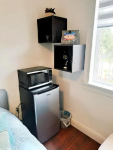 a microwave on top of a refrigerator in a room at Chic Ocean Miami 88 in Miami