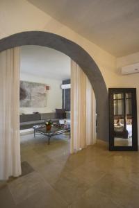 an archway in a living room with a table at Dar Almassa in Mellita