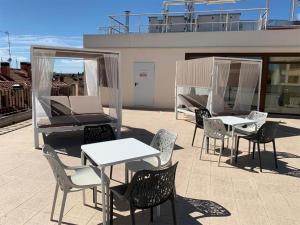 een groep tafels en stoelen op een patio bij Hotel Villa de Aranda in Aranda de Duero