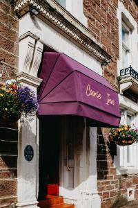 克里夫的住宿－Coorie Inn Restaurant and Rooms，建筑物边的紫伞