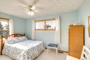 Welcoming Sturgis Getaway with Spacious Yard! في Sturgis: غرفة نوم بسرير ومروحة سقف