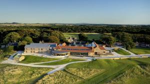 uma vista aérea de um grande edifício num campo de golfe em Old Aberlady Inn em Aberlady