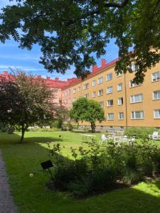 un parque con mesas y sillas frente a un edificio en Shared apartment close to the city center, en Estocolmo