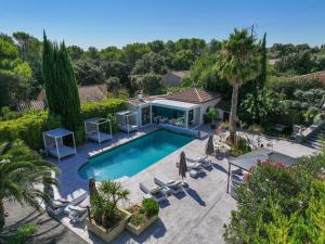 an aerial view of a house with a swimming pool at Casa Dina in Sommières