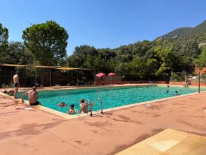 un groupe de personnes dans une piscine dans l'établissement La Cour Carrée, à Rustrel