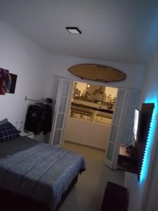 Schlafzimmer mit einem Bett und einem Fenster mit Beleuchtung in der Unterkunft Apartamento Top Vista mar Boqueirao Gonzaga in Santos
