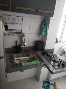 ein Modell einer Küche mit einer Spüle in der Unterkunft Apartamento Top Vista mar Boqueirao Gonzaga in Santos
