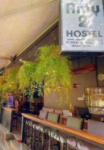 フエにあるAmy 2 Hostel Hueの壁掛けの植物を持つレストラン