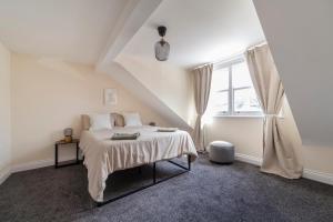 una camera bianca con un letto e una finestra di Arte Stays- 3-Bedrooms 2-Bathrooms Garden Spacious House London, Stratford, Free Parking, 6 min walk Elizabeth Line, Weekly or Monthly stays, Serviced accommodation - 7 guests a Londra