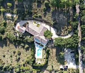 - une vue aérienne sur une maison sur une falaise dans l'établissement La Farigoule (Chambres d'Hôtes), à Baudinard