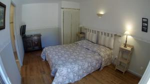 - une petite chambre avec un lit et une télévision dans l'établissement La Farigoule (Chambres d'Hôtes), à Baudinard