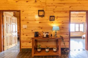 ランズドーンにあるVilla by Mountain Homes- Lansdowneの木の壁の客室で、テーブルとランプが備わります。
