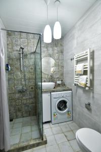 La salle de bains est pourvue d'un lave-linge et d'un lavabo. dans l'établissement Perfect Place, à Koutaïssi