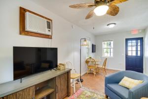 een woonkamer met een tv en een blauwe stoel bij Charming Dtwn Retreat 1 Mi to Ocean Springs Beach in Ocean Springs