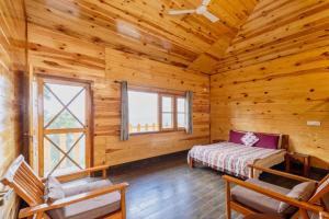 um chalé de madeira com uma cama e uma janela em Villa by Mountain Homes- Lansdowne em Lansdowne