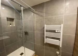 un bagno con doccia in vetro e WC di Appartement centre-ville, Valras-Plage, chez Géraud et Séverine a Valras-Plage Altre 15 foto