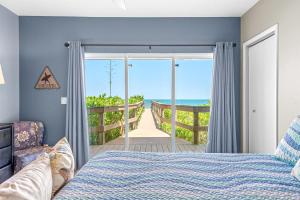 - une chambre avec un lit et une vue sur l'océan dans l'établissement The Pelican's Roost, à Melbourne Beach