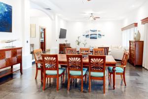 a dining room with a table and chairs at Villa Coral in Playa Conchal