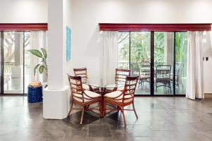 jadalnia ze stołem i krzesłami w obiekcie Villa Coral w mieście Playa Conchal