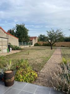 a garden with some plants in a yard at Chambre avec petit dej à 2kms du centre de Nevers in Varennes Vauzelles