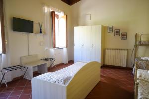 um quarto com uma cama, uma mesa e uma janela em B&B Pompei Hostel Deluxe em Pompeia