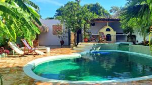 uma piscina no quintal de uma casa em Hotel La Polvora em Granada