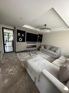 a living room with a couch and a tv at 3 bedroom house Hildenborough in Hildenborough