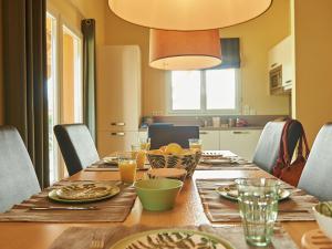 einem Holztisch mit Tellern und Geschirr darauf in der Unterkunft Villa with fire place in Loire region in Les Forges