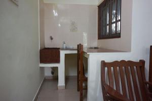 cocina con fregadero y escritorio en una habitación en VPR Cottage, en Yelagiri 75 fotos más