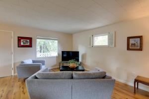 salon z kanapą i telewizorem w obiekcie Downtown Anchorage Vacation Rental with Garden Views w mieście Anchorage