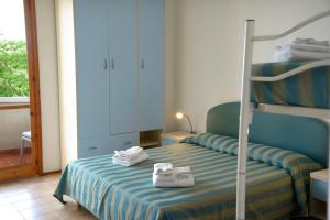 1 dormitorio con litera y toallas en Hotel Embassy, en Pesaro