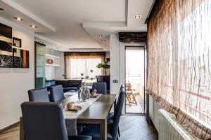 Un comedor con mesa y sillas en Dreams Port Cambrils Apartment, en Cambrils