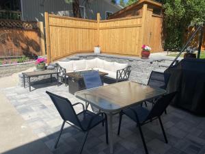 Αίθριο ή υπαίθριος χώρος στο Bright poolside walkout two bedroom basement suite in the Okanagan