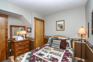 a bedroom with a bed and a dresser and two lamps at Sunplace 07 in McHenry +22 photos